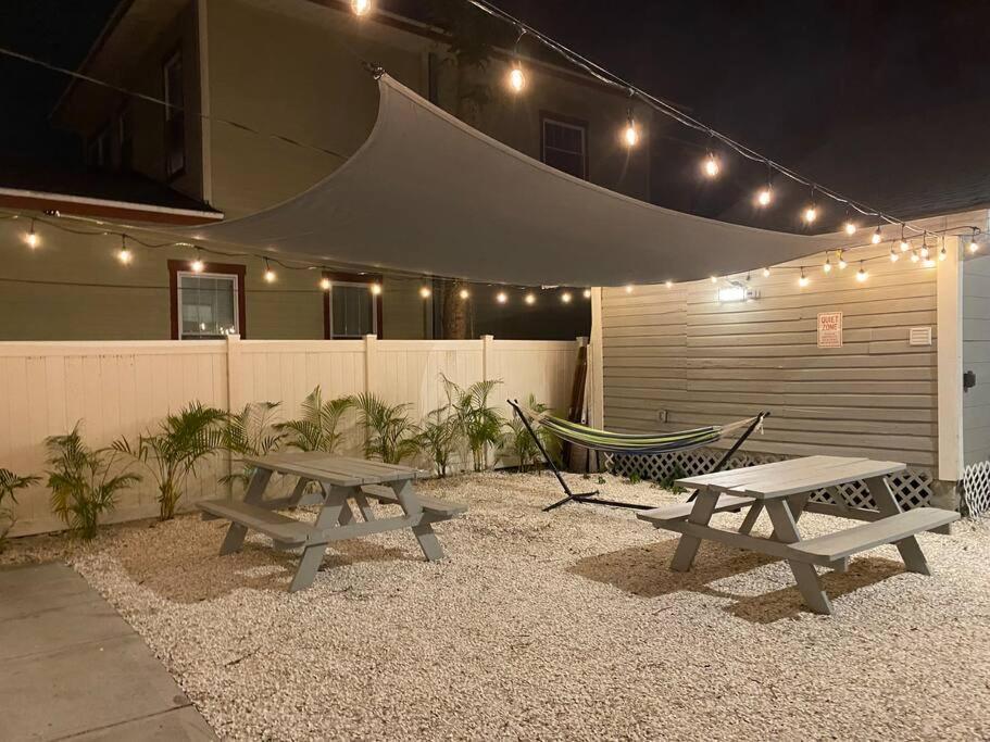 Contemporary 1-Bedroom Private Bungalow Walk To Armature & Riverwalk タンパ エクステリア 写真