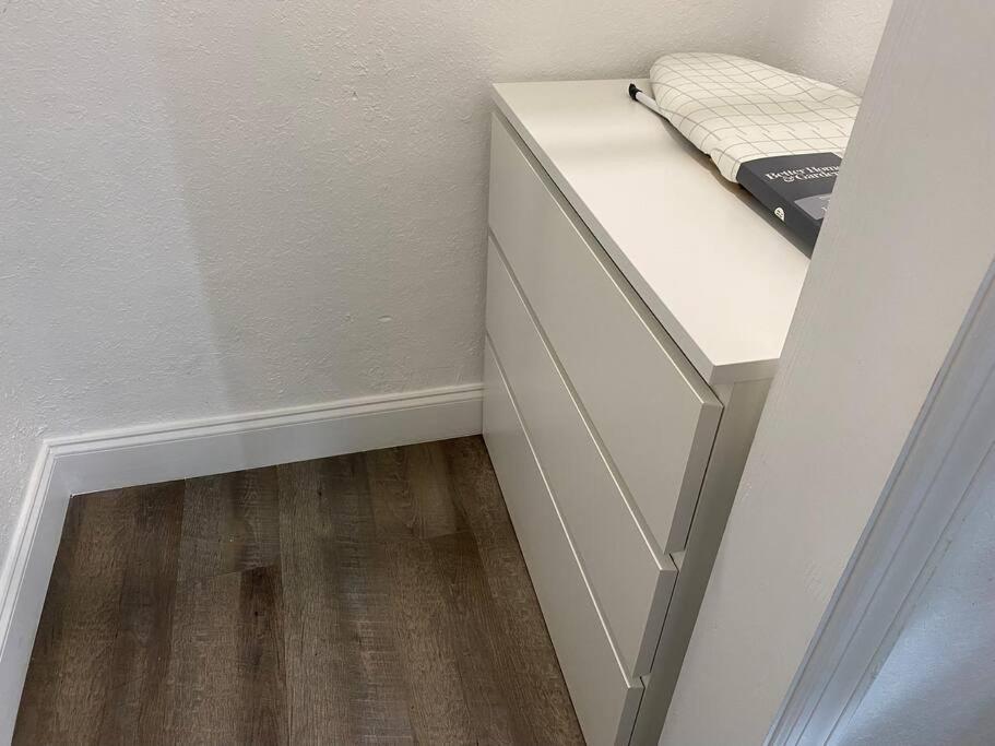 Contemporary 1-Bedroom Private Bungalow Walk To Armature & Riverwalk タンパ エクステリア 写真