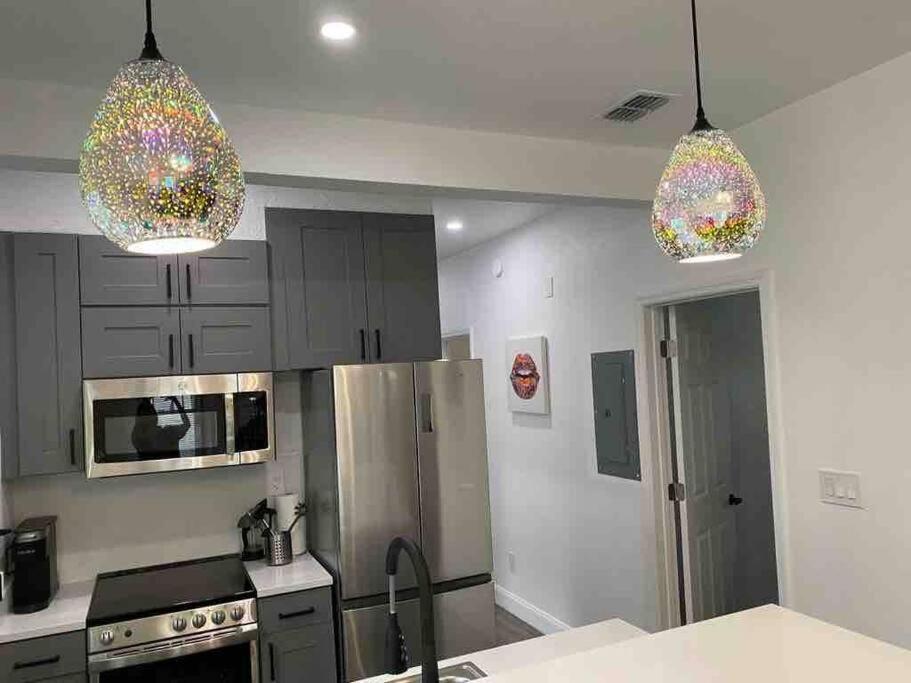 Contemporary 1-Bedroom Private Bungalow Walk To Armature & Riverwalk タンパ エクステリア 写真