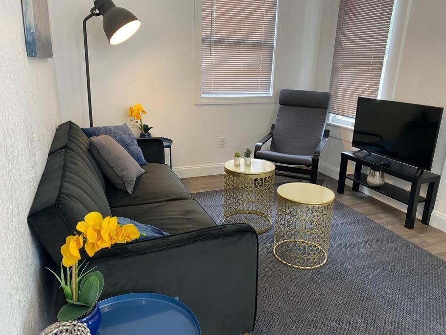 Contemporary 1-Bedroom Private Bungalow Walk To Armature & Riverwalk タンパ エクステリア 写真