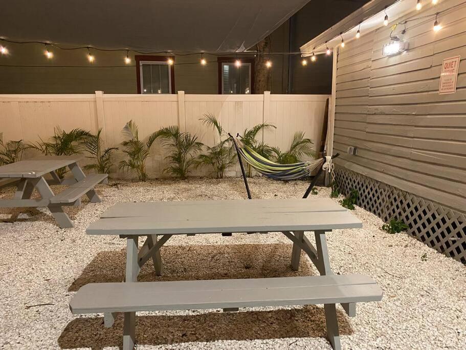 Contemporary 1-Bedroom Private Bungalow Walk To Armature & Riverwalk タンパ エクステリア 写真